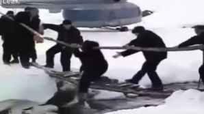 Se întâmplă şi preşedinţilor: Mihail Saakaşvili a alunecat pe un pod şi a căzut în râu VIDEO