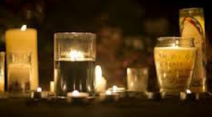 Locuitorii oraşului american Newtown, copleşiţi de durere. Cei 20 de copii împuşcaţi vor fi petrecuţi pe ultimul drum