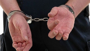 Ameninţări cu arma de dragul banilor. Trei bărbaţi riscă ani grei de puşcărie (VIDEO)