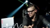 (VIDEO) Zi de naştere cu ghinion pentru DJ Skrillex. A suflat în tortul aniversar şi PĂRUL i-a luat FOC 