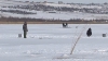Lacul Ghidighici, luat cu asalt de pescari şi petrecăreţi. Un şofer a circulat cu maşina pe apa îngheţată (VIDEO)