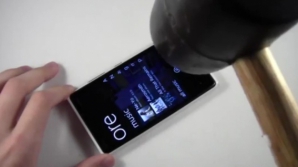 Test de tortură pentru Nokia Lumia 920. Rezistă la ciocane, cuie şi cuţite VIDEO