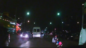 Microbuz de pe ruta 112 implicat în accident. A lovit o tânără care traversa strada neregulamentar 