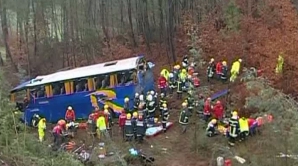 Autobuz cu turişti prăbuşit într-o prăpastie: Cel puţin 11 morţi şi 30 de răniţi