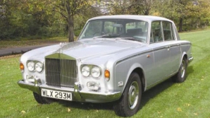 Un automobil Rolls-Royce, care a aparţinut cântăreţului Freddie Mercury, va fi scos la licitaţie