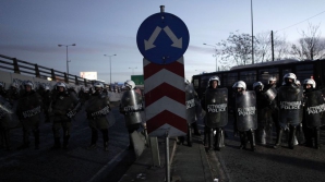 Protestatari eleni, baricadaţi în metroul din Atena: "Guvernul vrea să ne pună la pământ" VIDEO