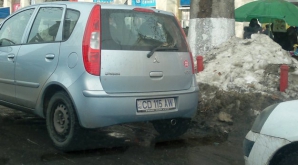 Maşină a Corpului Diplomatic, parcată neregulamentar FOTO 