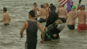 Sute de oameni din Brooklyn au participat la o cursă care are finişul în apele Oceanului Atlantic 