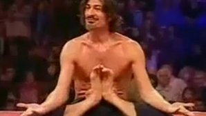 I se spune "Omul fără oase" şi poate sta cu glezna la ceafă VIDEO