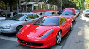 AUTOSTRADA.MD: Un Ferrari 458 Italia de 200.000 euro, surprins pe străzile din Chişinău. FOTO