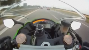 Cursă nebună între un Kawasaki şi un Audi pe o autostradă din Germania VIDEO