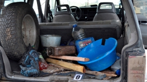 Banii nu le-au adus fericirea. Sătenii au aflat, i-au bătut şi i-au lăsat la marginea localităţii 