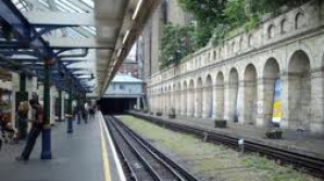 Gara Victoria din Londra, evacuată după ce un tren a luat foc