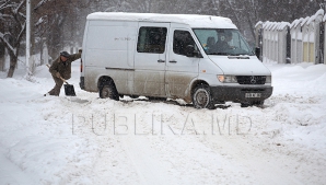 Poliţia învaţă şoferii cum să conducă iarna: Maniere calme, asigurări serioase şi fără depăşiri periculoase