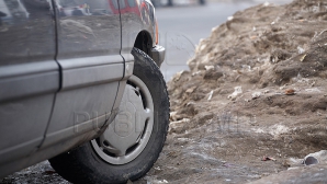 Un şofer a aruncat gunoiul din maşina sa. VEZI ce lecţie i-a dat un alt conducător auto