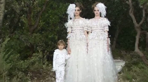 (VIDEO) Casa de modă Chanel pledează pentru legalizarea căsătoriilor între persoanele de acelaşi sex