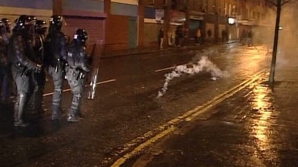 Proteste violente în capitala Irlandei de Nord. Pietre, sticle şi fumigene au fost aruncate pe mai multe străzi