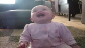 Zâmbet molipsitor! Un bebeluş râde în hohote, când vede cum un câine mănâncă popcorn