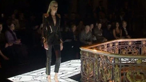 Ţesături uşoare şi rochii vaporoase, prezentate la Săptămâna Modei de la Paris