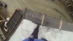 Cascadorie ca în Matrix. Un tânăr a sărit de pe o clădire pe alta fără plase de siguranţă (VIDEO)