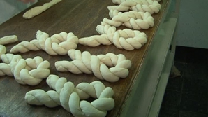 (VIDEO) Lucru non-stop şi fără sărbătoare: Mii de crăciunei se coc zilnic la fabricile de panificaţie