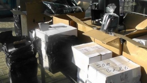 O nouă lovitură pentru moldovenii de peste hotare: Coletele neînsoţite vor fi TAXATE