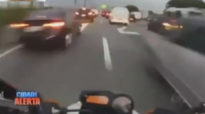 Putea fi ultima zi din viaţa lui! Acţiunile acestui motociclist îţi taie respiraţia VIDEO
