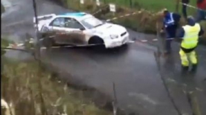 (VIDEO) Un organizator de raliu, luat pe capotă de un pilot care a greşit virajul