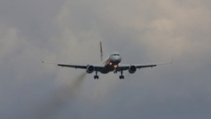 Panică la bordul unui avion. O uşă de urgenţă s-a deschis în timpul zborului