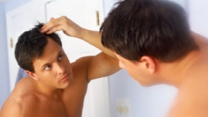 Sondaj: Bărbaţii acordă mai mult timp uitatului în oglindă decât sexului 