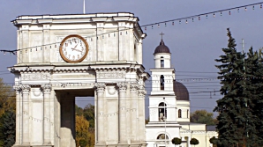 Dorin Chirtoacă, nemulţumit că ceasul de pe Arcul de Triumf nu sună: Parcul e un container şi primăria un gunoi?