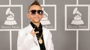 Copii, îmbrăcaţi şi machiaţi asemeni celebrităţilor premiate la Grammy (VIDEO)