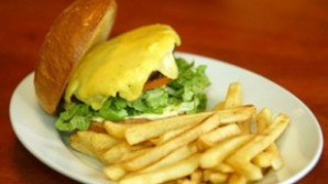 Produsele fast-food pot afecta ficatul în aceeaşi măsură ca hepatita 