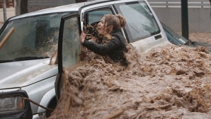 Cum încearcă să se salveze o femeie dintr-o maşină înghiţită de ape  