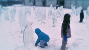 O colonie de pinguini din gheaţă a apărut peste noapte în Moscova VIDEO