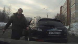 Întâmplare HAIOASĂ în trafic: A ieşit cu pistolul din maşină să-şi arate supremaţia, dar s-a făcut de râs VIDEO