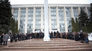 GALERIE FOTO Primarii din toată Moldova şi-au dat întâlnire în faţa Guvernului: Nu mai vrem să lucrăm cu 3.000 de lei 