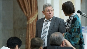 O nouă pauză în Parlament. Ghimpu vrea şedinţa AIE