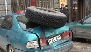 Se întâmplă în Chişinău. Roata unui troleibuz a zburat şi a avariat o maşină