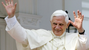 După renunţarea la scaunul pontifical, Benedict al XVI-lea va purta veşminte albe şi pantofi maro. AFLĂ de ce
