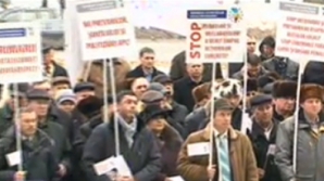 Primarii din întreaga ţară protestează în faţa Guvernului. "Vrem ca banii să fie distribuiţi direct la instituţii"