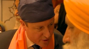 Vizită istorică în India a premierului britanic. David Cameron a purtat o eşarfă şi a mers desculţ