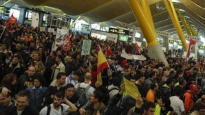 Zeci de poliţişti, dislocaţi pentru a asigura ordinea publică în ultima zi de grevă a angajaţilor companiei aeriene Iberia