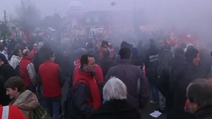 Sute de angajaţi de la o fabrică din Franţa au aruncat cu ouă în oamenii legii