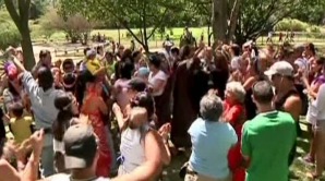 Cum îşi păstrează optimismul unii venezueleni: Râd în hohote pentru a se relaxa şi a scăpa de stres