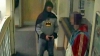 Un bărbat îmbrăcat în costumul lui Batman a predat poliţiei un infractor