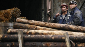 Minerii din Polonia, prinşi sub dărâmături la o adâncime de 600 de metri, au fost salvaţi