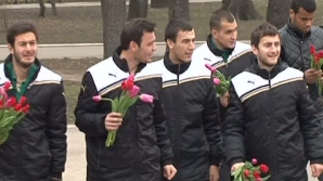 "Ele merită asta în fiecare zi". Jucătorii Zimbrului au oferit flori doamnelor şi domnişoarelor din Chişinău