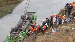 Accident cumplit în Pakistan: 32 de oameni şi-au pierdut viaţa