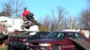 Ce-a fost în capul lui? Vezi cea mai urâtă căzătură pe care o putea lua cineva cu o maşină de tuns iarba